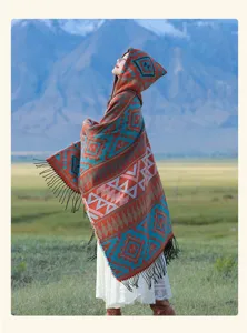 Boho Kapuzen-Strickschal mit geometrischem Muster in einer malerischen Berglandschaft
