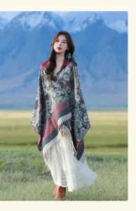 Magnifique poncho tricoté à capuche à motifs floraux ethniques avec glands et paysage