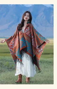 Vollansicht eines gestrickten Boho-Ponchos mit Kapuze, geometrischem Muster und Fransen
