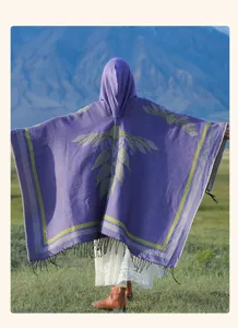Detailansicht eines lila Kapuzenschals im Ethno-Stil mit Blattmuster und schwarzen Quasten