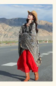 Scialle poncho con cappuccio in maglia stile etnico con motivi geometrici da donna.