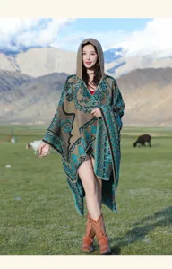 Poncho etnico in maglia da donna con cappuccio e motivo floreale in ambiente esterno
