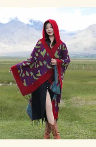 Gros plan d'un châle à capuche bohème avec des motifs de cœur colorés et des franges