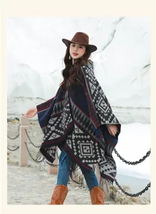 Detailansicht des böhmischen Strickponchos mit Kapuze, Mustern und Fransenverzierung