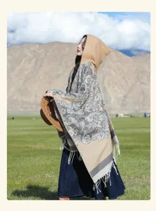 Poncho à capuche en maille bohème avec motifs floraux et franges en pleine nature
