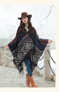 Strickponcho im Boho-Stil mit geometrischen Mustern und Fransen für die Winterreise