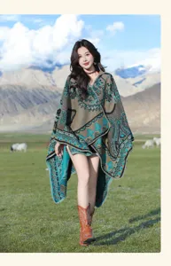 Scialle in maglia con cappuccio stile etnico e motivo paisley in un paesaggio alpino