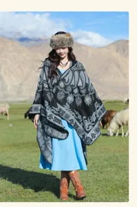 Draufsicht einer Frau mit einem schwarzen gestrickten Kapuzenponcho im Boho-Stil
