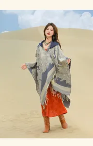 Poncho à capuche en maille de style ethnique avec franges, idéal pour les photos de voyage