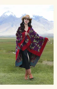 Poncho à capuche coloré à glands style bohème présenté par un mannequin dans la montagne