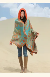 Scialle con cappuccio in maglia bohémien vintage con motivi paisley in un deserto