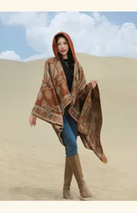 Ganzkörper-Außenansicht des ethnischen Kapuzen-Strickschals mit Paisley-Muster