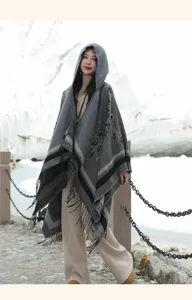Elegantes graues Kapuzen-Schultertuch im Ethno-Stil mit Blumenmuster und Fransen