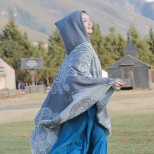 Grauer Kapuzen-Poncho-Schal im Ethno-Stil mit Paisley-Muster für Outdoor-Reisen