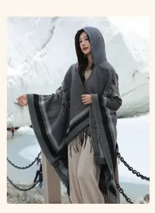 Ethno-Stil Kapuzen-Poncho-Schal in Grau mit Fransen und Stickereien in Schneelandschaft