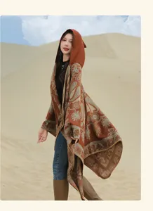 Model trägt ein gestricktes Bohemian-Kapuzen-Schultertuch mit Paisleymuster in der Wüste