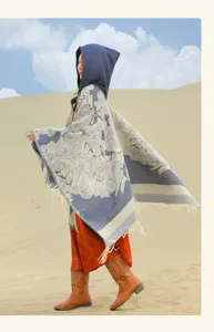 Poncho élégant en maille à capuche pour femme avec motif floral ethnique au désert