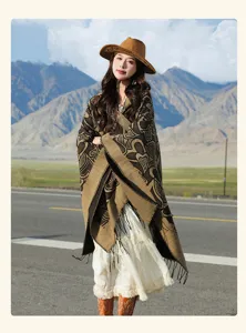 Femme portant un poncho à glands à motifs marron dans un beau paysage de montagne