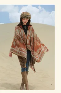 Nahaufnahme eines böhmischen Strickponchos mit Paisleymuster in einer Wüstenlandschaft