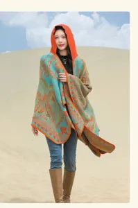 Modella che indossa un poncho con cappuccio in maglia bohémien con motivo floreale nel deserto (92)
