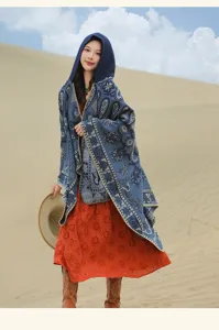 Detailansicht eines ethnischen Damen-Strickschals mit Kapuze und blauem Muster