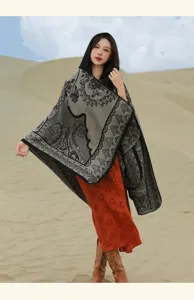 Scialle in maglia con cappuccio stile etnico bohémien con motivi floreali deserto
