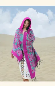Mannequin asiatique portant un châle à capuche violet et turquoise avec franges