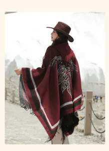 Detailansicht der Blattstickerei im Ethno-Stil auf einem roten Kapuzen-Poncho-Schal