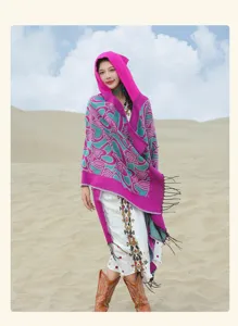 Femme dans le désert portant un châle à capuche fuchsia avec motif cœur et franges