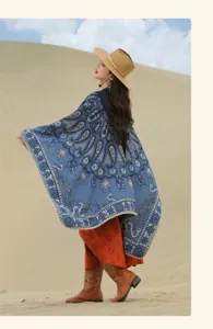 Ethnischer blauer Strick-Poncho mit Paisley-Muster für Reisefotografie in der Wüste