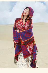 Bohemian Kapuzen-Strickschal mit bunten Stammesmustern und dekorativen Fransen-Quasten.
