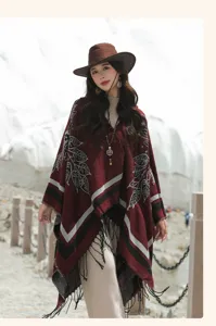 Burgunderrotes Ethno-Schultertuch mit Blumenmuster und langen Fransen an einem Model im Schnee