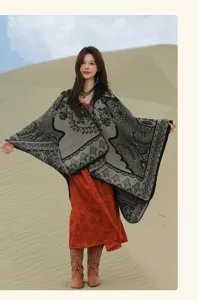 Poncho con cappuccio in maglia floreale etnica bohémien indossato da modella nel deserto