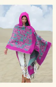 Vue détaillée d'un châle à capuche rose avec motifs de cœur et franges dans le désert