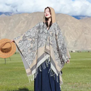 Châle à capuche élégant en tricot avec motifs floraux et franges pour voyages en plein air