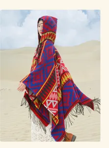 Damen Strickponcho mit Kapuze im Boho-Stil, bunte geometrische Muster und Quasten