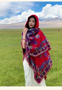 Roter gestrickter Kapuzenschal mit ethnischen Mustern, perfekt für Reisefotos im Freien