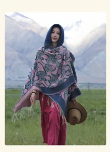 Châle à capuche avec franges et motifs de cœur roses pour femmes en plein air