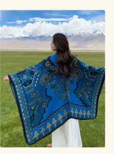 Vista posteriore di una donna che indossa uno scialle blu in maglia con cappuccio etnico