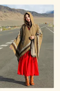Stilvoller ethnischer Kapuzenponcho für Damen, ideal für Reisen und Outdoor-Mode.
