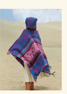Rückansicht eines Bohème-Kapuzen-Strickschals mit lebhaftem Ethno-Geometriemuster.