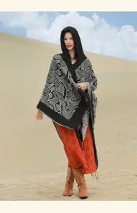 Femme asiatique portant un châle à capuche gris à motifs cœurs dans un paysage de désert