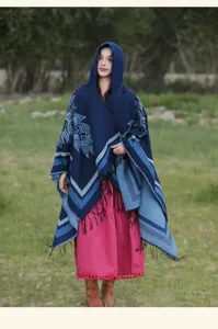 Dunkelblauer Ethno-Kapuzenschal mit Blumenstickerei und Quasten an einem Model.