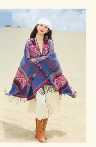 Detailansicht eines böhmischen Kapuzen-Strickschals mit geometrischen Mustern