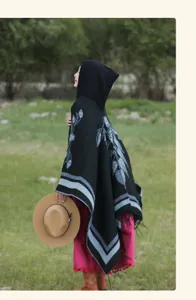 Ethnischer Kapuzen-Poncho für Damen mit exquisiten floralen Blattmustern verziert.