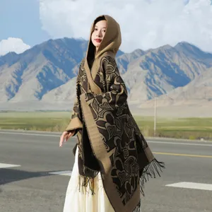 Poncho à capuche avec glands pour femme, motif cœur élégant en kaki et marron