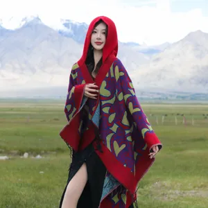 Poncho à capuche rouge élégant avec motifs de cœur et franges pour la chaleur hivernale