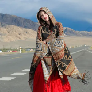 Böhmischer Kapuzen-Strickschal mit geometrischem Muster für Reisen