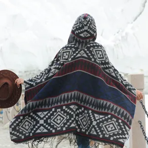 Bohemian Kapuzen-Poncho aus Strick mit geometrischen Stammesmustern und Fransen am Saum
