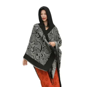 Châle à capuche élégant pour femme avec motifs de cœurs et franges pour l'hiver.